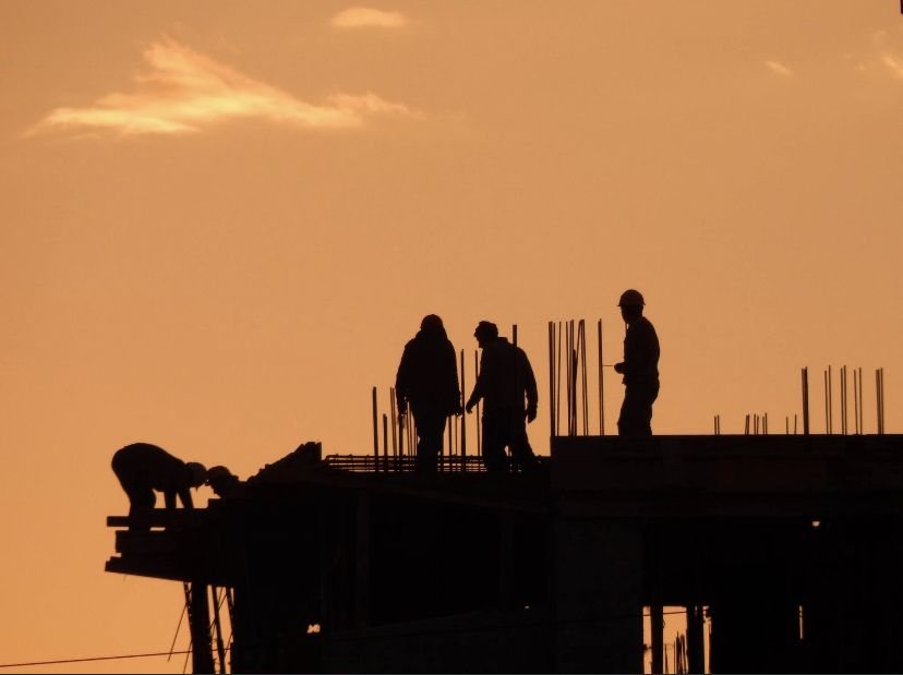 Artisan au travail sur une dalle de chantier